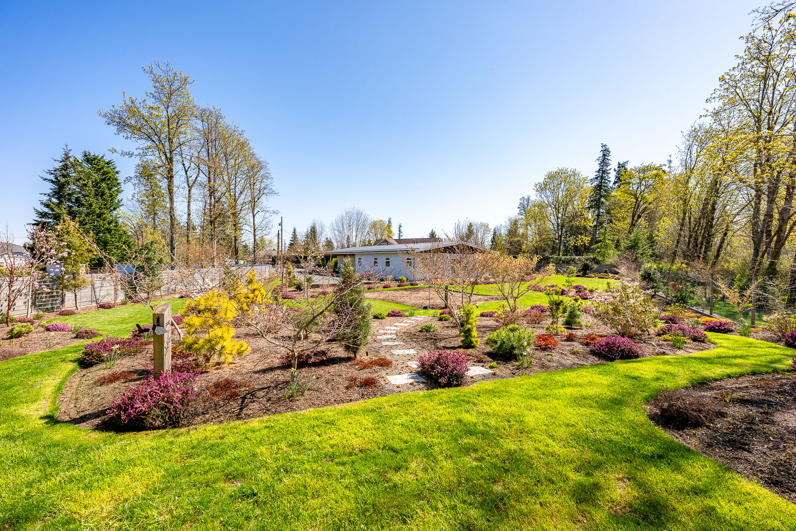 THIS STUNNING ROYSTON HOME boasts a mature, private backyard perfect for enjoying these lovely May days! Imagine BBQs, relaxing evenings, and the scent of blossoms. DM for more information or to set up your own private tour. Let's make your garden dreams